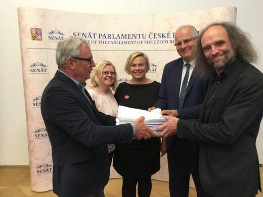 20181231-předání petice do Senátu 17. 5..jpg